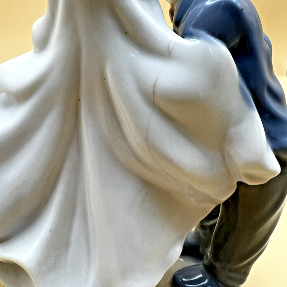 Vintage KISSING BRIDE AND GROOM Porcelain Figurine PERFECT CAKE TOPPER - Picture 3 of 5
